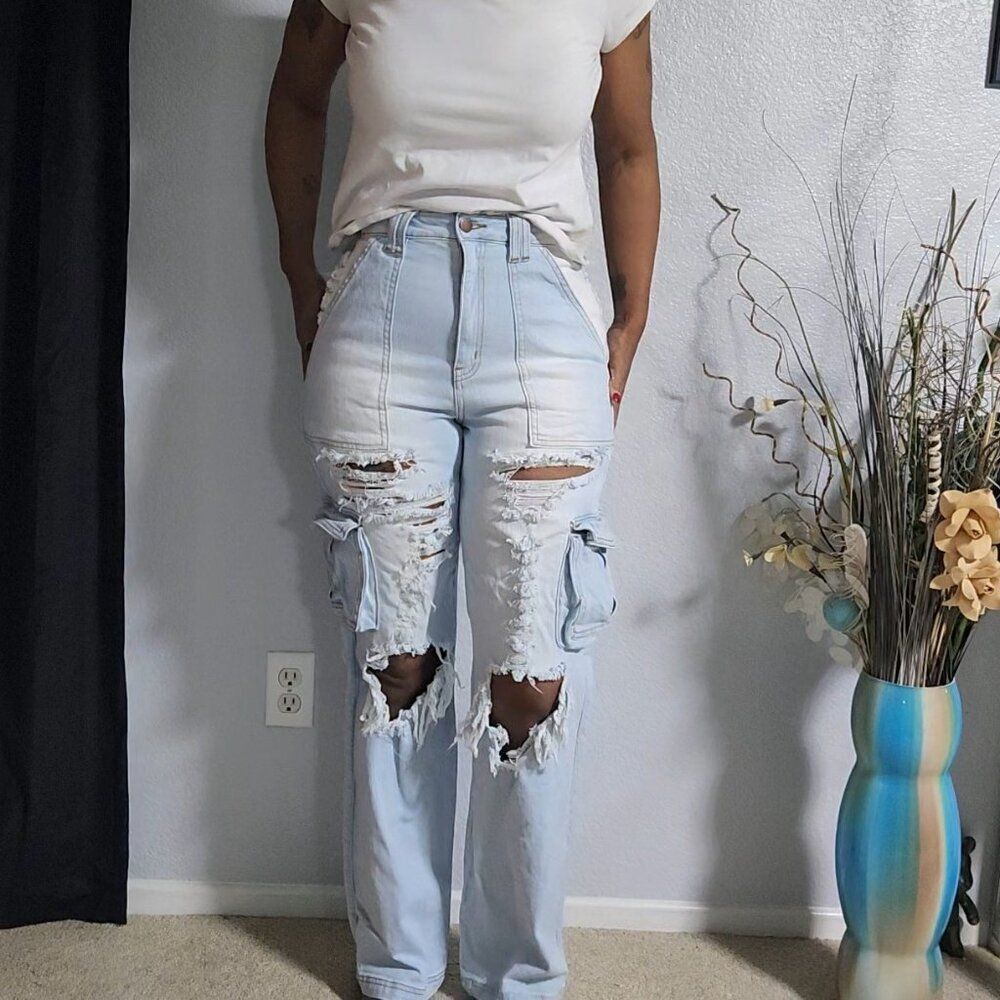 Akira High Rise Distressed Cargo Jeans Size 5 - Picture 5 of 8